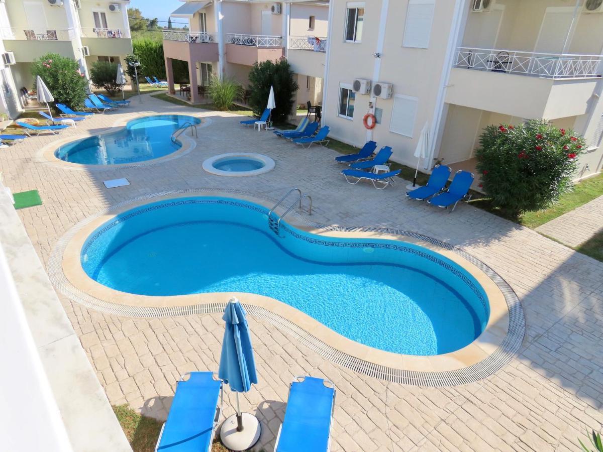 Phoebes Place At Kalamaki Court, 2 Bedroom Villa With A Shared Pool Exterior photo